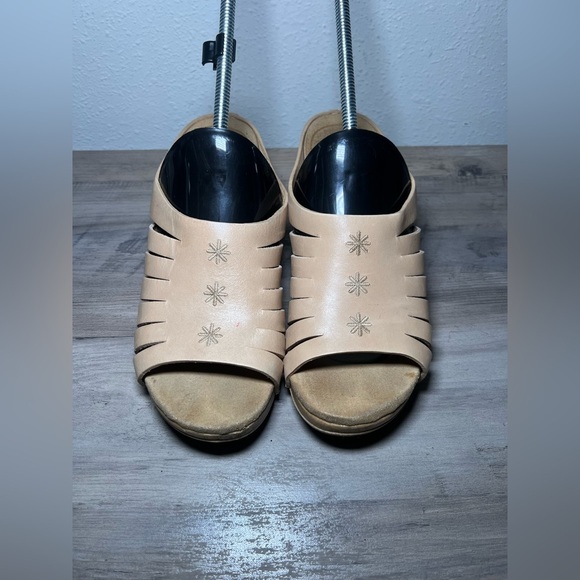 Dansko Women's Tilly Leather Beige Clog Sandals Wooded Heel Slip Ons,Size US 7 - Picture 1 of 12